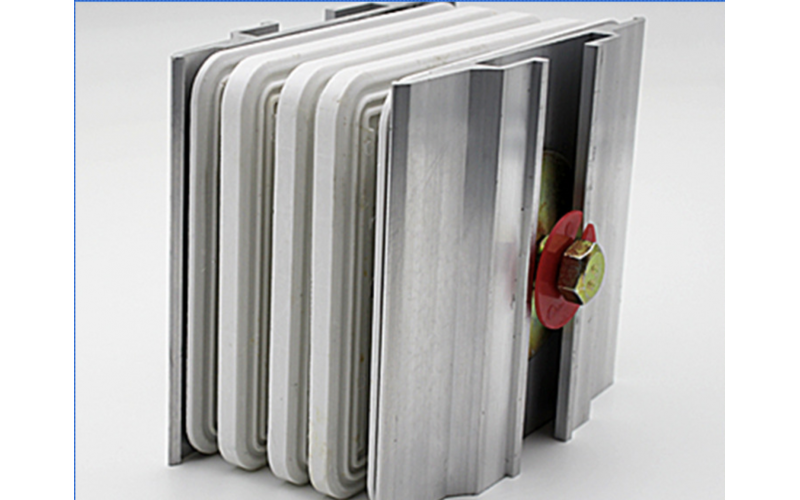 母線槽接頭器_母線槽接頭器是具有絕緣條件的